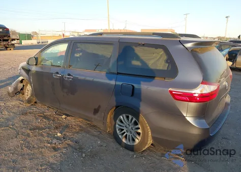 2015 Toyota Sienna Xle 8 Passenger z USA, uszkodzony, nr VIN 5TDYK3DC5FS639225